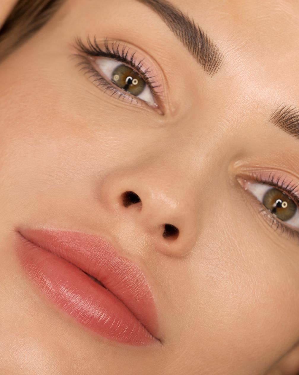 Nahaufnahme von Lippen und Augenbrauen nach Permanent Make-up